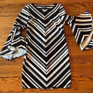 ROZ & ALI RETRO BLACK AND WHITE BELL-SLEEVED DRESS